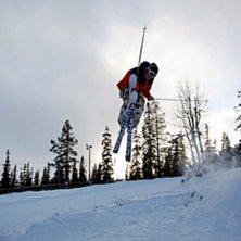 &Aring;rets f&ouml;rsta dag p&aring; skidor, &aring;rets f&ouml;rsta hopp. Foto: Fluff. Fahrer: Fredrik Persson.