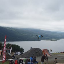 En STOR superman seatgrab i &aring;re bikeparks slopest. Foto: Mats H&auml;gglund. Fahrer: Linus Sj&ouml;holm.
