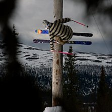 &Aring;ker p&aring; n&aring;n stolpe i skogen 1 maj.. Foto: Johan st&aring;lberg. Fahrer: Niclas karlsson.