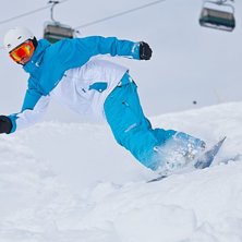 Marc provar att droppa 50 cm puder rakt under lift. Foto: Peter Igelhammar. Fahrer: Marc Ravn.