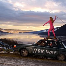 David skyller bildid&eacute;n p&aring; den lilla flickan i ro. Foto: Johan St&aring;hlberg. Fahrer: Coach Dave Kantermo och Norska Puckellandslaget.