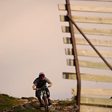Petter flyter mjukt &ouml;ver Svartbergets vassa stena. Foto: Janne Tj&auml;rnstr&ouml;m. Fahrer: Petter L&ouml;fstedt.