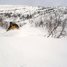 Lennartsson sprutar sn&ouml;. Foto: Fredrik Nordqvist. Fahrer: Petter Lennartsson.