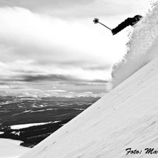 Erik tar en sk&ouml;n sv&auml;ng p&aring; en h&auml;rligt sluttning. Foto: Marcus Olsson. Fahrer: Erik Graf.