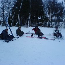alla utom jag chillar s&ouml;nder, som vanligt. Foto: jag. Fahrer: fr&aring;n v&auml;nster: david, ille, anton och martin.