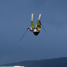 Med tanke p&aring; den skymning som lagt sig &ouml;ver byn . Foto: Perka K&auml;llstr&ouml;m. Fahrer: Jon Olsson.