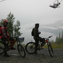 P&aring; v&auml;g ner med h&auml;rlig utsikt. Foto: Roger Hansson. Fahrer: Martin&amp;amp;Mikaela.