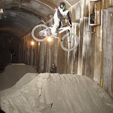 N&aring;gon norsk jag f&aring;ngade p&aring; bild i en dirt under. Foto: P&auml;r H&auml;gglund. Fahrer: N&aring;gon norsk.