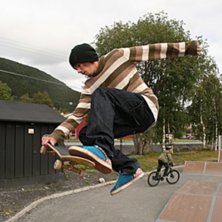 Bilden &auml;r tagen p&aring; parkeringen p&aring; Holiday Club. Foto: Adrian Fr&ouml;lund. Fahrer: Jonas Gustavsson.