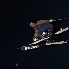 Vi var ute en kv&auml;ll efter backen och hoppade lite. Foto: Peter Karlbom. Fahrer: Joel Nystr&ouml;m.
