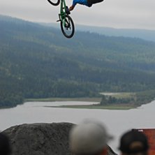 Linus str&auml;cker ut &ouml;ver &Aring;re under Nissan slopest. Foto: Janne Tj&auml;rnstr&ouml;m. Fahrer: Linus Sj&ouml;holm.