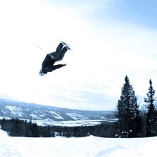 Backflip p&aring; jibskate (aka skateskidor med twintip. Foto: Micke Nordanfj&auml;ll. Fahrer: Stefan Moss.