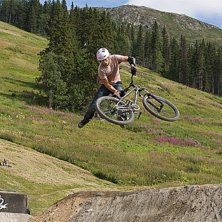 John g&ouml;r en tailwhip i hipen. Foto: Kenneth Einars. Fahrer: John L&ouml;wenadler.