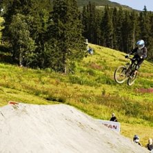 Backflip+ l&aring;nga gapet. Foto: Kenneth Einars. Fahrer: Vet ej.