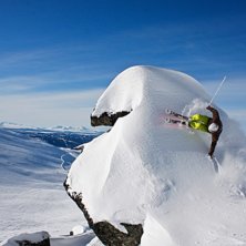 Hitta en schyyst sten med nysn&ouml; och gunte besluta. Foto: Marcus Olsson. Fahrer: Gunnar Janson.