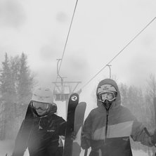 ja och min brosa st&aring;r p&aring; olympiaplaton i sn&ouml;sto. Foto: anton roos. Fahrer: hugo och gustav.