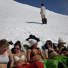 Gabbe takes a pee and jonas took a shot. Foto: jonas. Fahrer: Anna, Fredrika, Emma, Elin, Michan och Gabbe.