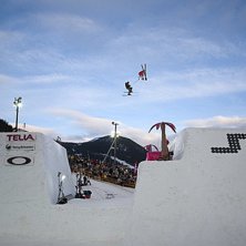 Att filma followcam i ett s&aring;nt feettt hopp kr&auml;ve. Foto: J&ouml;rgen Nilsson. Fahrer: Simon Dumont/Jon H&aring;tveit.