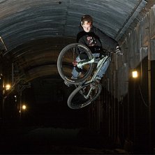 Alexander k&ouml;r dirt i t&aring;gtunneln n&auml;r regnet vr&auml;. Foto: Kenneth Einars. Fahrer: Alexander B&auml;ckvall.