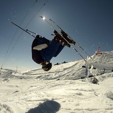 En frontflip p&aring; f&ouml;rsta r&ouml;da plat&aring;n. Bajar uppo. Foto: Anton Lundborg. Fahrer: Anton Villberg.