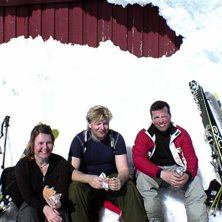 Om ni &auml;r i &Aring;re, fika p&aring; toppstugan!!!. Foto: kjell ericsson. Fahrer: petra, g&ouml;ran och robban.