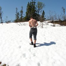 Sn&ouml;n l&aring;g fortfarande kvar mitt i sommaren vid Ul. Foto: Robert Wahstr&ouml;m. Fahrer: Elias Holm.