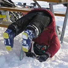 har man tr&aring;kigt s&aring; kan man h&auml;nga &ouml;ver en b&auml;nk. Foto: Johanna M&aring;rtensson. Fahrer: ungen.