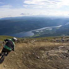 Sk&ouml;n kv&auml;ll p&aring; Skutan efter en pilsner i solsken. Foto: Tobias Liljeroth. Fahrer: Mattias Johansson.