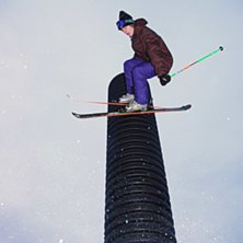 Kristian hoppar h&ouml;gt i br&auml;cke i sina nya Unlimit. Foto: Jesper Bryngelsson. Fahrer: Kristian F&auml;lt.