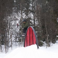 Board p&aring; r&ouml;d regnb&aring;ge. Foto: Jacob Ullman. Fahrer: Johan Shredda.